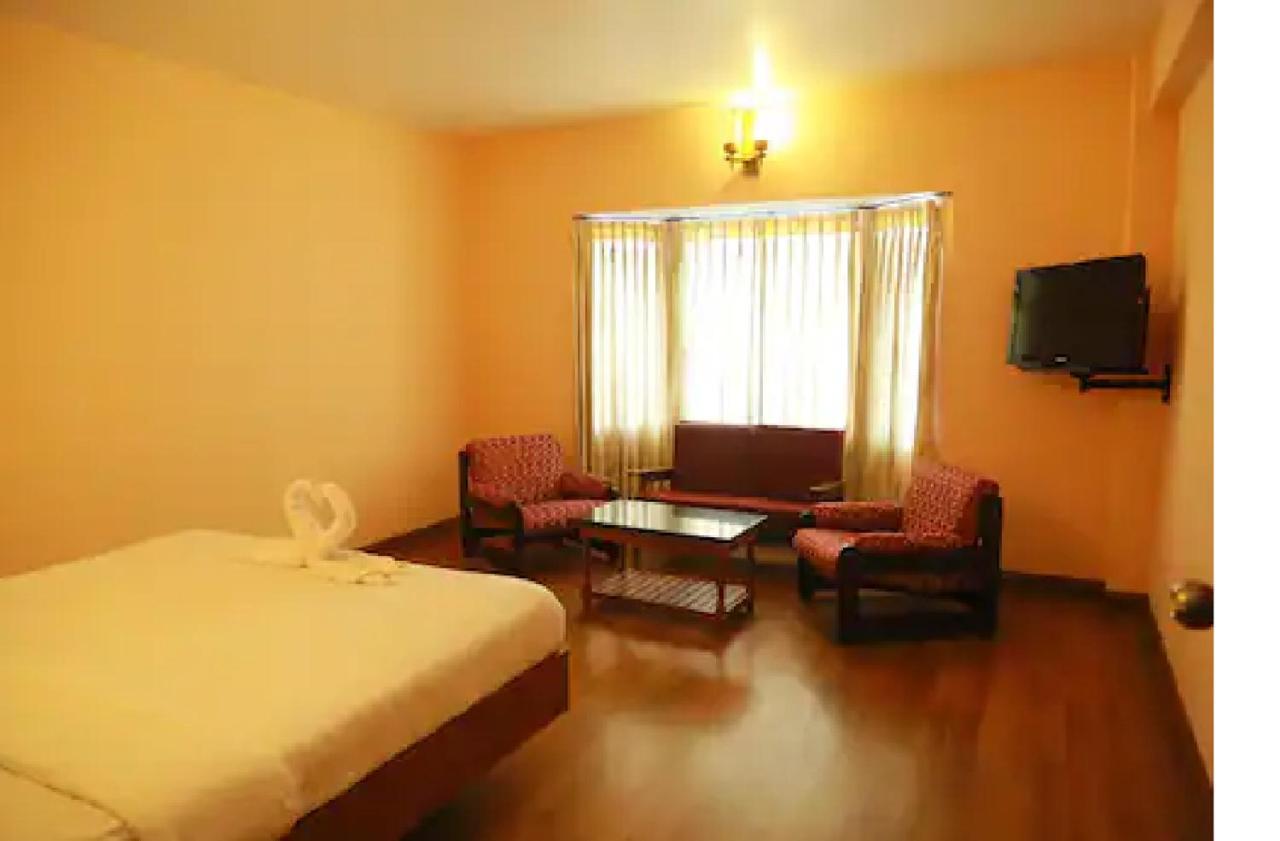 Hotel Blue Bird Утакаманд Экстерьер фото