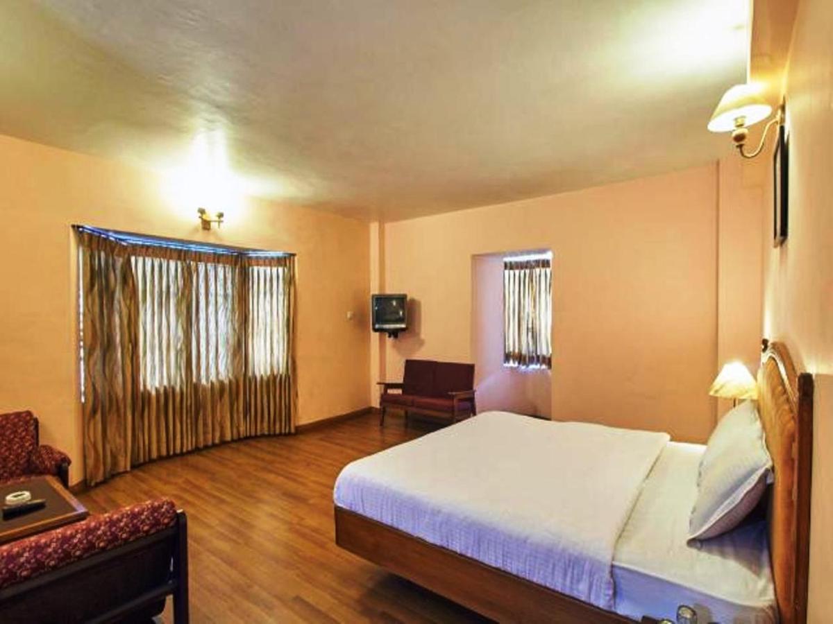 Hotel Blue Bird Утакаманд Экстерьер фото