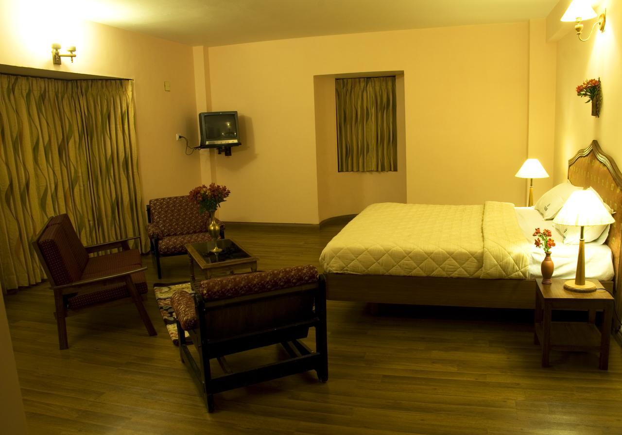 Hotel Blue Bird Утакаманд Экстерьер фото