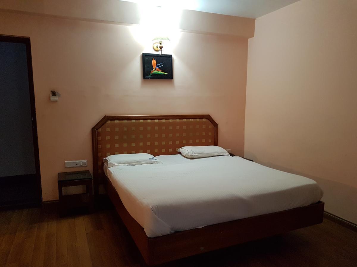 Hotel Blue Bird Утакаманд Экстерьер фото